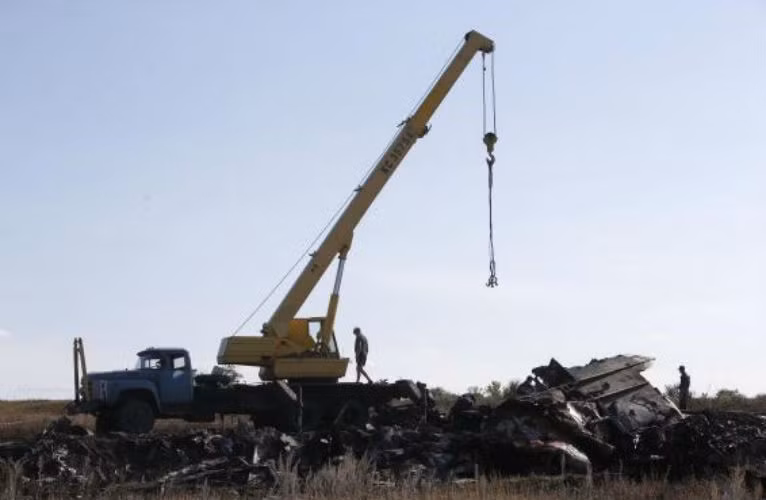 Cần cẩu được huy động tới hiện trường.