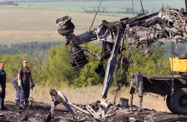 Nhiều phương tiện được huy động để di chuyển những mảnh vỡ MH17.