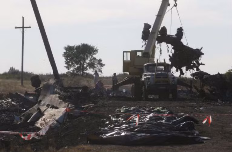 Thi thể các nạn nhân được xếp bên cạnh khu vực tìm kiếm.