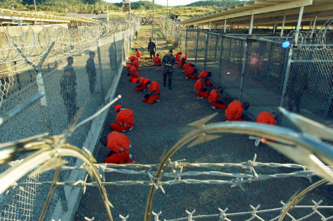 Các phạm nhân (áo cam) trong nhà tù Vịnh Guantanamo.