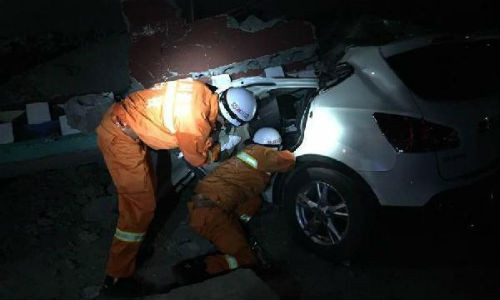 Nhân viên cứu hộ tại hiện trường động đất.