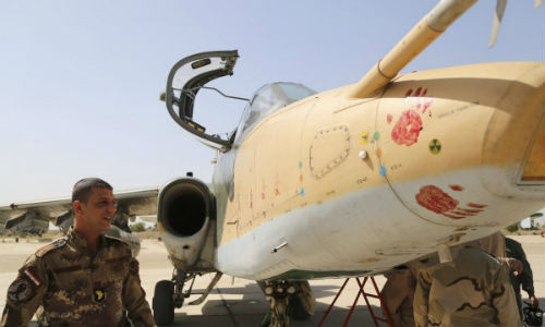 Phi công Iraq bên máy bay chiến đấu SU-25 mua từ Nga.
