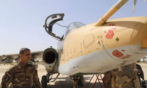 Phi công Iraq bên máy bay chiến đấu SU-25 mua từ Nga.