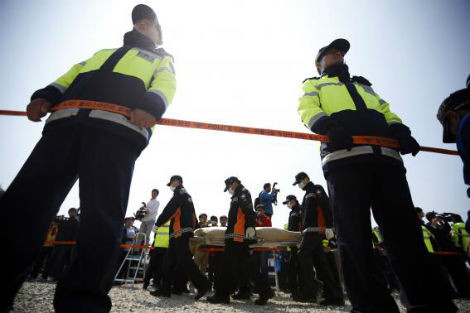 Đội giải cứu chuyển thi thể hành khách trong vụ chìm phà Sewol tại đảo Jindo.