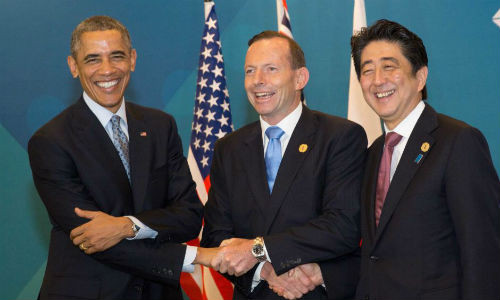 Trong thời gian hội nghị thượng đỉnh, ông Abe có cuộc gặp Thủ tướng Australia Tony Abbott và Tổng thống Mỹ Barack Obama.