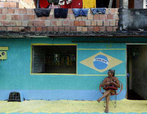 Người hâm mộ sơn nhà ủng hộ World Cup ở Brazil.