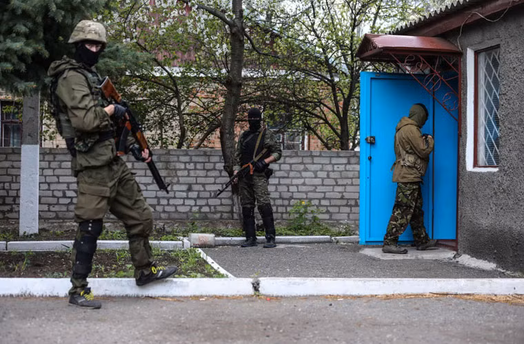 Các binh sĩ lực lượng Tự vệ Donetsk canh gác ở gần 1 đồn cảnh sát ở Nikolayevka. Thỏa thuận 4 bên ở Geneva kêu gọi người biểu tình giải tán và trả lại các tòa nhà bị chiếm đóng.