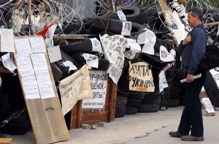 Người biểu tình tham gia cuộc tuần hành ở Donetsk.