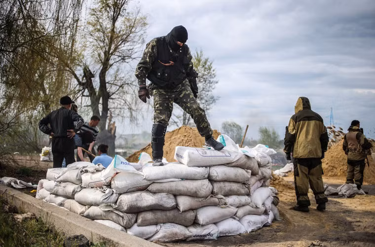 Nhiều điểm kiểm soát được người biểu tình xây dựng bên ngoài thành phố Slavyansk sau khi có cuộc tấn công nhằm vào điểm kiểm soát ở bên ngoài thành phố đêm 19/4.