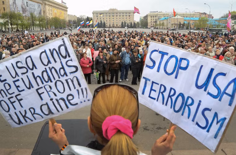 Người biểu tình giương cao các biểu ngữ chống Mỹ ở thành phố Slavyansk.