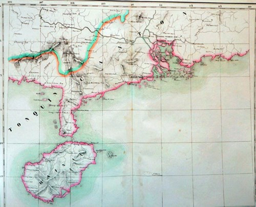 Mảnh bản đồ mang tên Partie de la Chine trong khoảng vĩ độ 18 - 21 và kinh độ 106 - 114 vẽ khu vực Quảng Đông và đảo Hải Nam, cho biết biên giới cực nam của Trung Quốc chưa chạm đến vĩ độ 18.