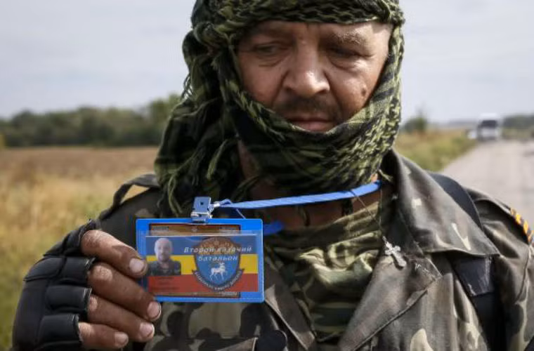 Binh sĩ ly khai cho phóng viên xem thẻ căn cước ở Lugansk.