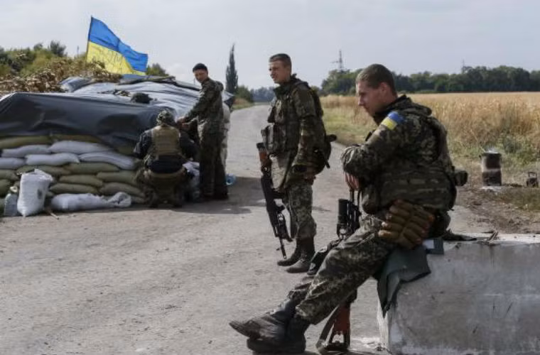 Các binh sĩ Ukraine nhàn nhã tại điểm kiểm soát.