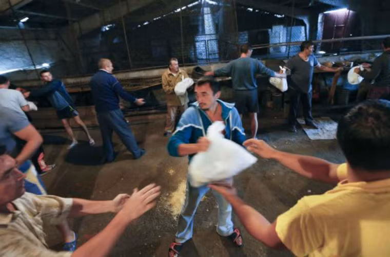 Người tình nguyện Mariupol dỡ đồ viện trợ.