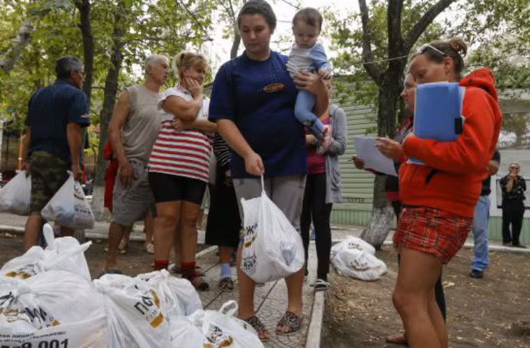 Người sơ tán Ukraine nhận đồ viện trợ nhân đạo ở Mariupol.