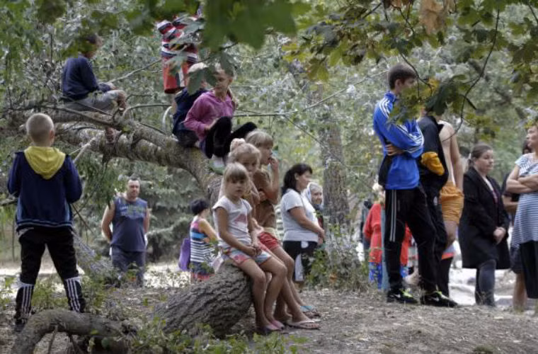 Người sơ tán từ Donetsk chờ nhận cứu trợ nhân đạo ở Mariupol.
