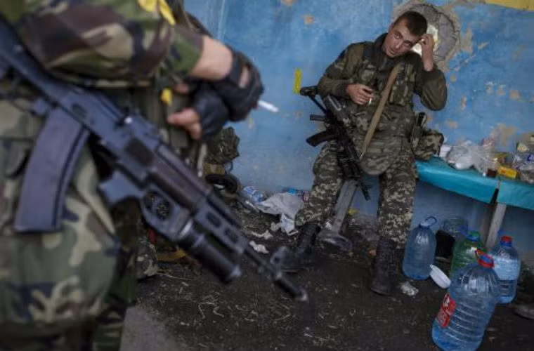 Binh sĩ Ukraine khác đứng canh tại điểm kiểm soát.