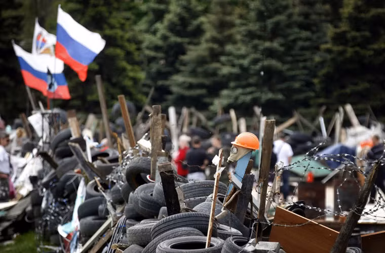 Một hàng rào phòng ngự của người biểu tình ở Donetsk.
