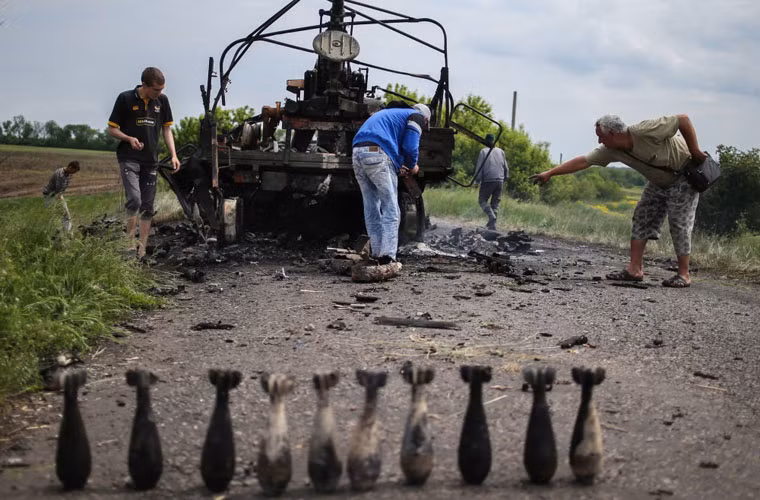 Một phương tiện quân sự khác bị đốt cháy sau xung đột giữa lực lượng Tự vệ Donetsk và các lực lượng vũ trang Ukraine ở gần Kramatorsk.