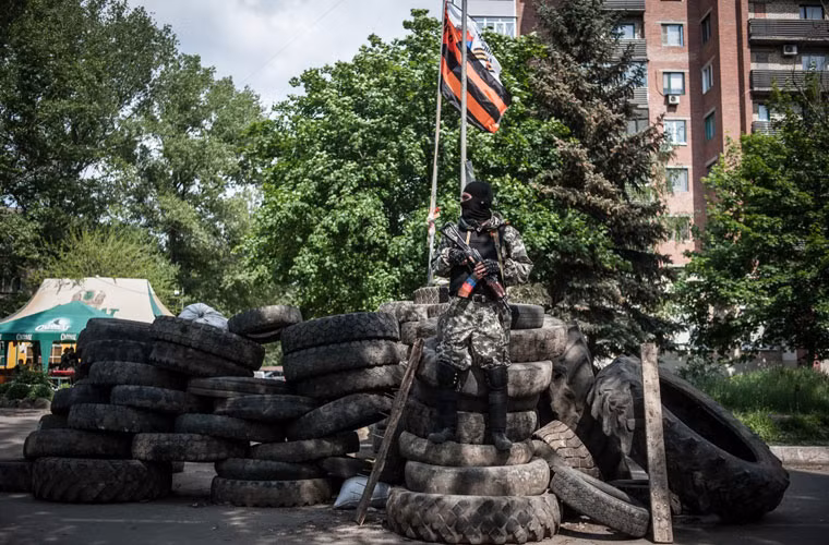 Trạm kiểm soát quân sự bằng lốp xe của người biểu tình ở Slavyansk.