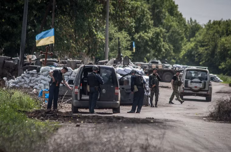 Binh sĩ Ukraine đứng gác tại điểm kiểm soát gần thành phố Slavyansk.