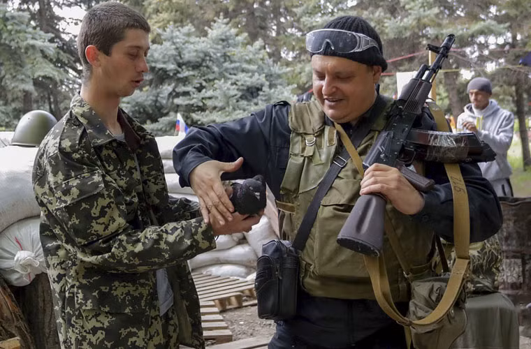 Các chiến binh lực lượng Tự vệ nuôi bồ câu tại một điểm kiểm soát ở tỉnh Lugansk.