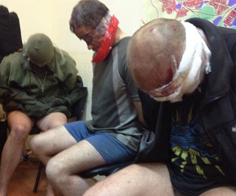 Ba binh sĩ thuộc đơn vị đặc nhiệm Alpha của Ukraine bị người biểu tình bắt giữ.