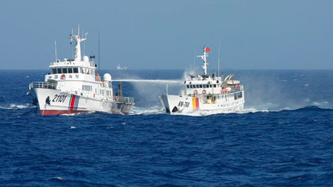 Tàu hải cảnh Trung Quốc bắn vòi rồng vào tàu kiểm ngư Việt Nam.