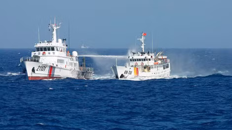 Tàu hải cảnh Trung Quốc bắn vòi rồng vào tàu kiểm ngư Việt Nam.