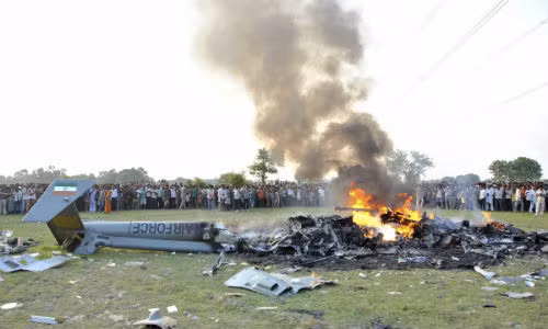 Hiện trường vụ rơi máy bay trực thăng của Quân đội Ấn Độ.