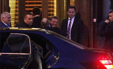 Tổng thống Nga Vladimir Putin đến dự bữa tiệc sinh nhật của cựu Thủ tướng Đức Gerhard Schröder.