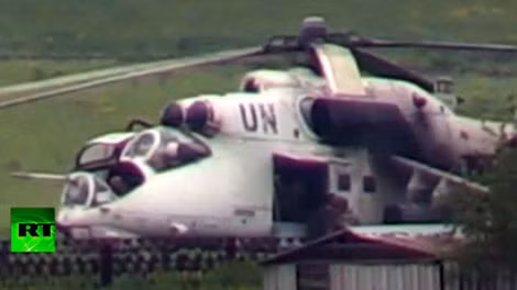 Trực thăng mang dấu hiệu của lực lượng gìn giữ hòa bình Liên Hiệp Quốc.