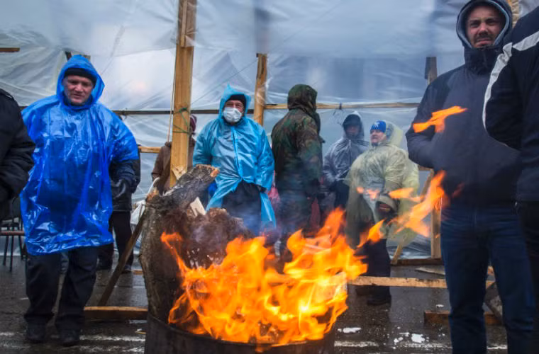 Những người biểu tình ở Lugasnk sưởi ấm bằng lửa vào ngày 11/4/2014 trước tòa nhà Cơ quan An ninh Ukraine. Những người biểu tình ở Lugansk cho biết họ sẵn sàng đương đầu với các cuộc tấn công của chính phủ Kiev.