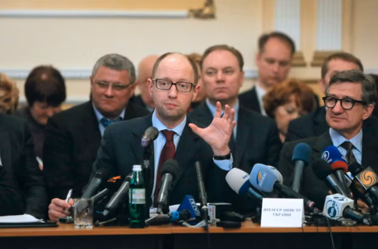 Thủ tướng tạm quyền Ukraine Arseniy Yatsenyuk phát biểu ngày 11/4 trong chuyến thăm tới thành phố miền Đông Ukraine, Donetsk. Ông Areseniy Yatseyuk hứa sẽ cấp nhiều quyền hơn cho chính quyền các tỉnh.