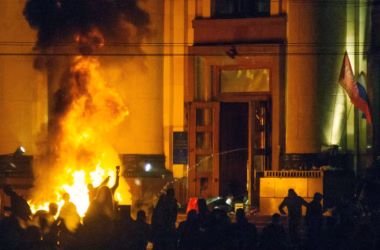 Người biểu tình thân Nga đốt lửa gần tòa thị chính Kharkov sau khi Ukraine tiến hành chiến dịch “chống khủng bố” chiếm lại được tòa nhà này và đẩy lùi người biểu tình.