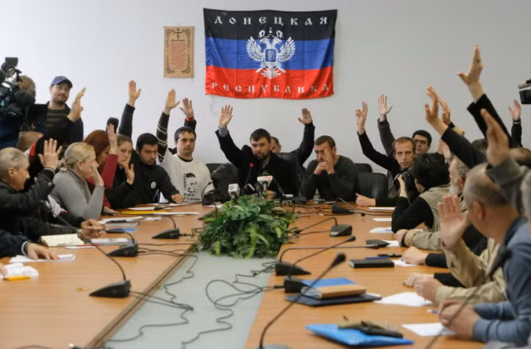 Thành viên Hội đồng nhân dân, nhà nước Cộng hòa Donetsk biểu quyết vào ngày 10/4 trong cuộc họp tại tòa thị chính Donetsk. Hội đồng nhân dân khu vực Donetsk của Ukraine vào ngày 7/4 đã tuyên bố kế hoạch lập ra nhà nước ly khai sau cuộc trưng cầu dân ý trước 11/5.