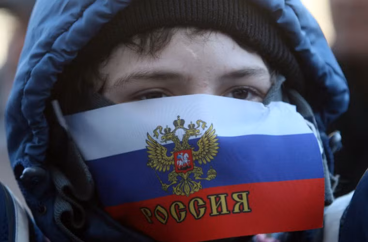 Cuối tuần qua, tình hình Ukraine tiếp tục tăng nhiệt khi người biểu tình thân Nga ở các khu vực miền Đông, Nam Ukraine (tập trung ở thành phố Donetsk, Lugansk, Kharkov) đồng loạt xuống đường phản đối chính quyền Kiev. Nghiêm trọng hơn, người biểu tình đã tấn công và chiếm các cơ quan chính quyền. Trong ảnh, người biểu tình che mặt bằng cờ Nga tham gia cuộc tuần hành ủng hộ Nga bên ngoài tòa thị chính Donetsk, ngày 7/4/2014.