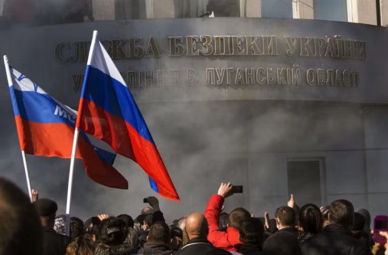 Người biểu tình thân Nga tổ chức cuộc biểu tình bên ngoài văn phòng Cơ quan An ninh Ukraine tại Lugansk, Ukraine vào ngày 6/4/2014.