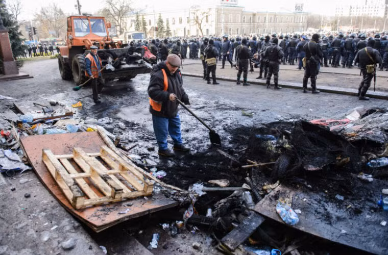 Công nhân môi trường thu dọn hiện trường xung đột giữa người biểu tình và cảnh sát Ukraine tại Kharkov vào ngày 8/4/2014.