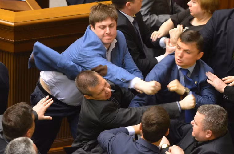 Các nghị sĩ Ukraine từ các đảng khác nhau lại có cuộc ẩu đả trong phiên họp Quốc hội Ukraine do có những ý kiến bất đồng về tình hình miền đông nam nước này vào ngày 8/4/2014.