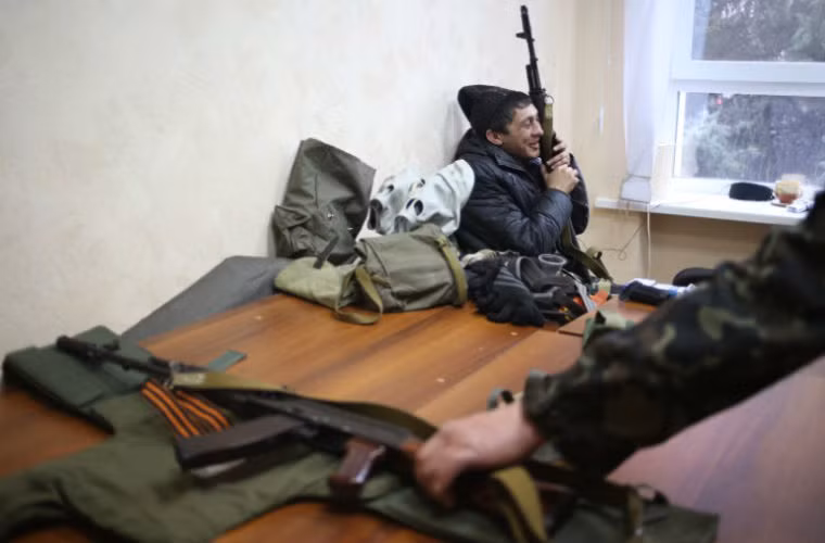 Người biểu tình ở Lugansk được trang bị vũ khí sau khi chiếm được kho vũ khí bên trong tòa nhà Cơ quan An ninh Ukraine tại thành phố này.