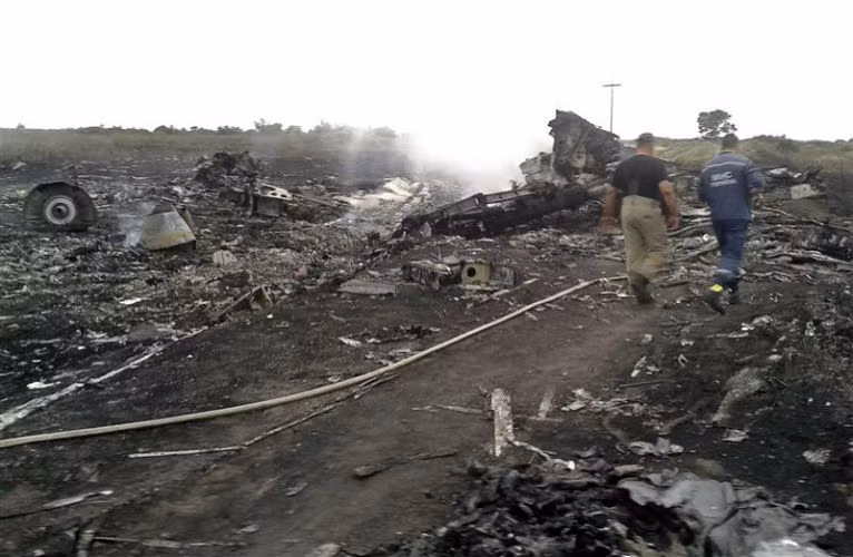 Nhân viên cứu hộ Ukraine trên hiện trường.