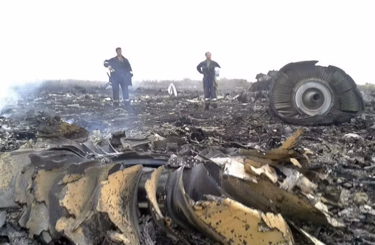 Nhân viên cứu hộ Ukraine trên hiện trường.