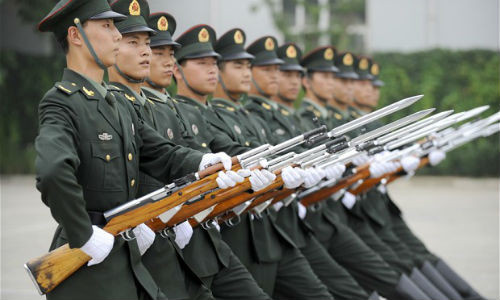 Quân nhân Trung Quốc tập đội ngũ.