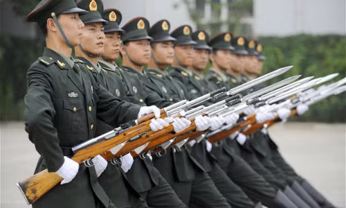 Quân nhân Trung Quốc tập đội ngũ.