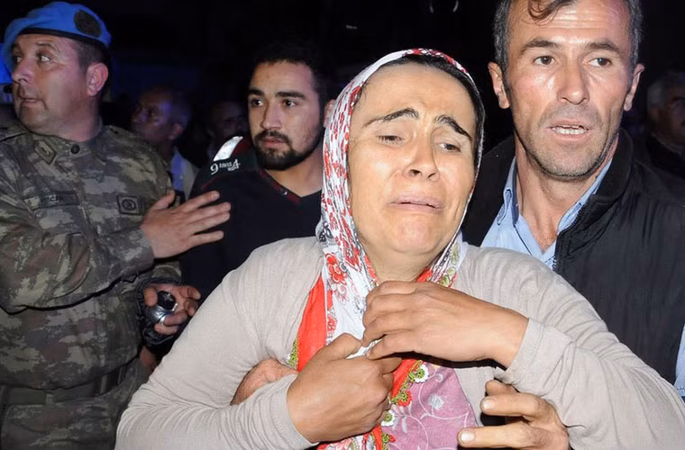 Người thân của các thợ mỏ đợi tin bên ngoài khu mỏ.