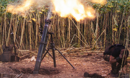 Pháo cối khai khỏa về phía Donetsk.