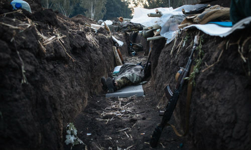 Binh sĩ Ukraine ngủ trong chiến hào.