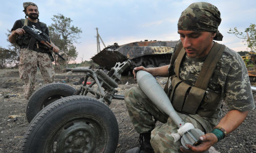 Lực lượng ly khai bên 1 chiếc xe bọc thép bị phá hủy.