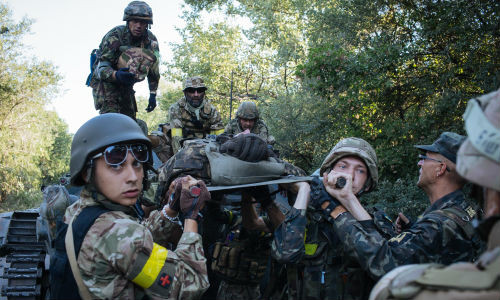 Một binh sĩ Ukraine bị thương đang được vận chuyển.